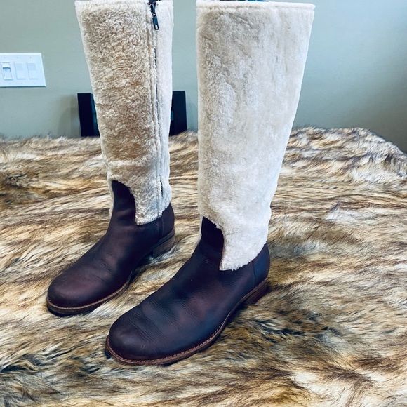 UGG TALL EXPOSED SHERPA - Picture 3 of 11